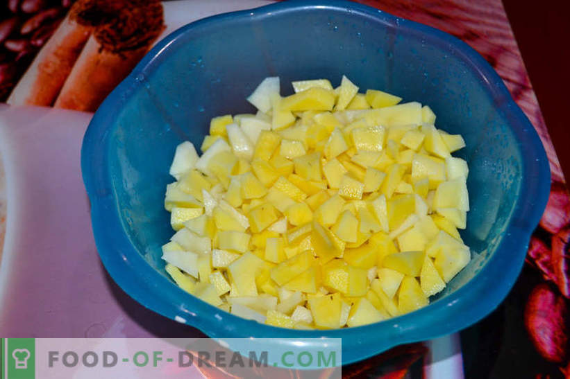 Arrosto in pentole - patate con funghi e salsiccia affumicata, deliziosa ricetta per gli ospiti