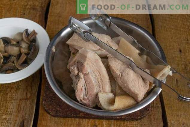 Ernährender Schweinefleisch-Pilz-Salat im Landhausstil