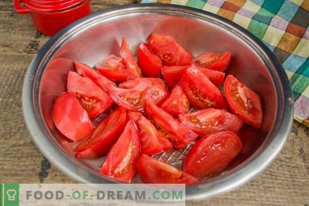 Salsa de tomate casera y ciruelas de invierno