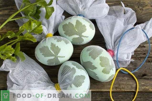 Uova dipinte per Pasqua, decorate con foglie di prezzemolo