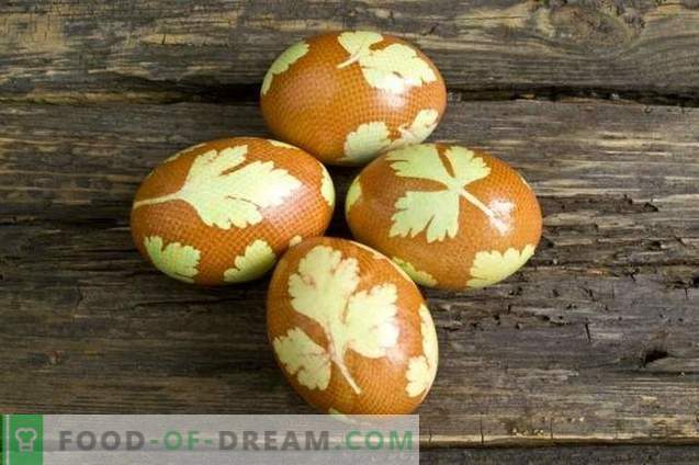 Uova dipinte per Pasqua, decorate con foglie di prezzemolo