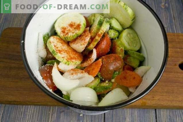 Insalata coreana con cetrioli e pomodori per l'inverno