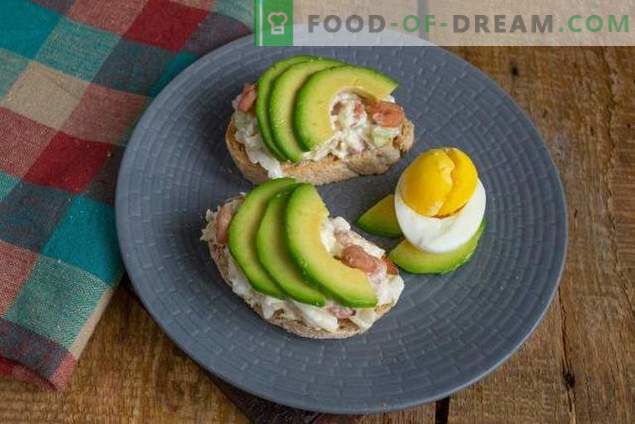 Toast da colazione con insalata di avocado e uova