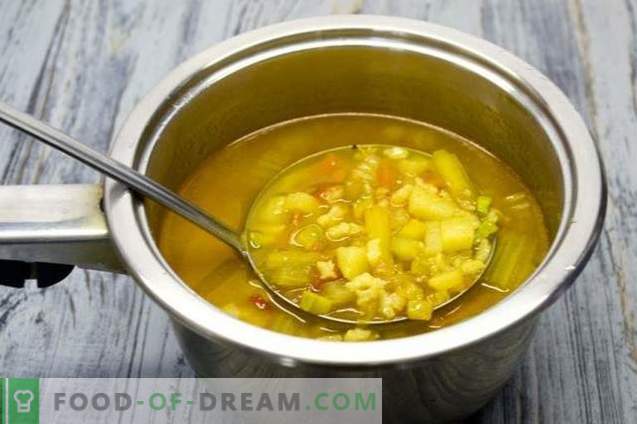Zuppa di petto di pollo con zucchine e curcuma