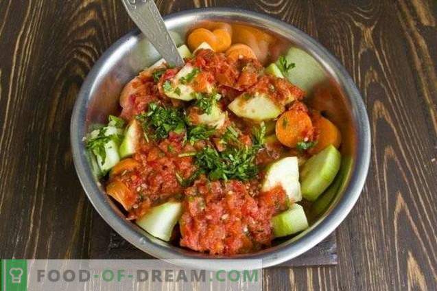 Zucchine con carote, stufate in salsa di verdure, per l'inverno