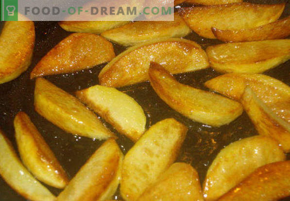 Wie man Kartoffeln in einer Pfanne mit goldener Kruste, Zwiebeln, Fleisch, Pilzen brät