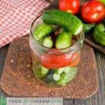 Gepekelde komkommers met tomaten - zomerassortiment voor de winter