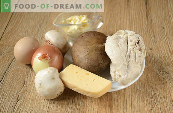 Insalata con funghi e pollo: un antipasto e un piatto principale completo. Ricetta passo-passo per una ricca insalata di filetto di pollo, funghi e formaggio