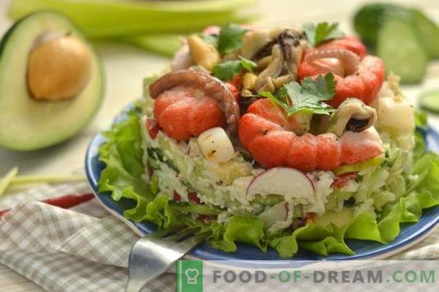 Jūras produktu salāti ar avokado, gurķi un olām