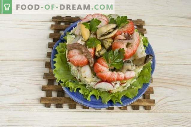 Jūras produktu salāti ar avokado, gurķi un olām