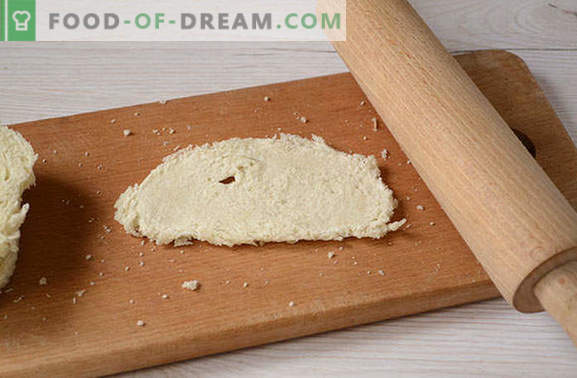 Rotoli veloci di pane con salsiccia e formaggio. Questo non hai provato!