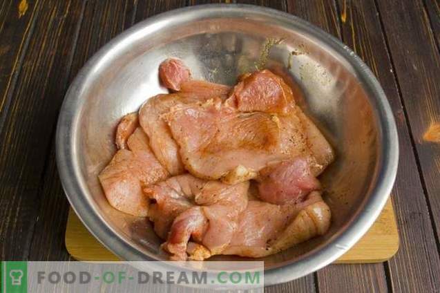 Delizioso maiale con ceci e cipolle nel forno