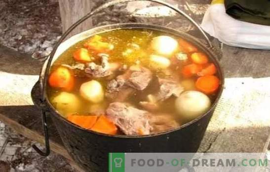 Shurpa in un calderone è la zuppa più deliziosa! Cucinare un incredibile shurpa in un calderone orientale con carne di agnello, maiale, manzo e pollo