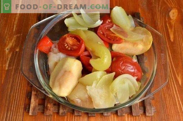 Peperoncino verde nel ripieno di mele e pomodori