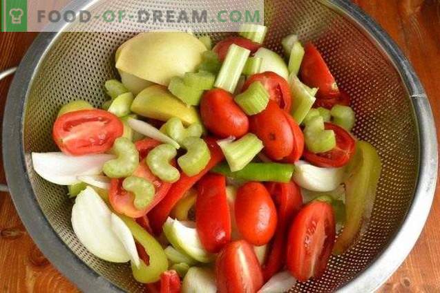 Peperoncino verde nel ripieno di mele e pomodori