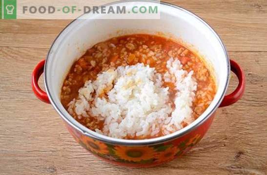 Riso con carne macinata e verdure in un pomodoro: fantasia sul risotto dei prodotti disponibili. Foto-ricetta per cucinare riso con carne macinata e verdure nel pomodoro: passo dopo passo