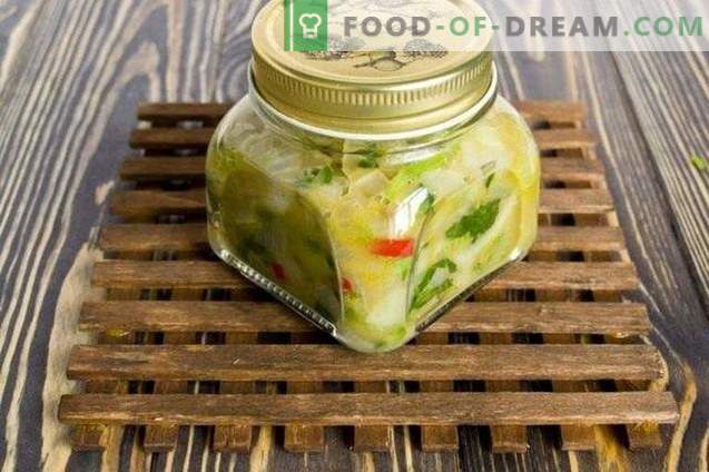 Zuppa verde per l'inverno - condimento per zuppa con spinaci e sedano