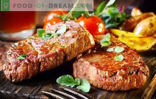 La bistecca di maiale alla griglia è carne! Cottura di bistecche di maiale fritte e saporite sulla griglia in modi diversi