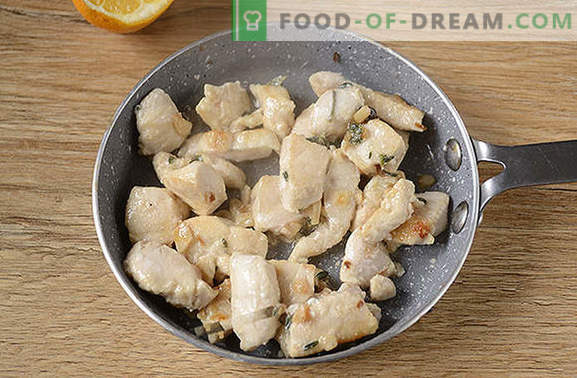 Filetto di pollo al timo: lasciati sorprendere dal nuovo gusto del solito prodotto! Ricetta fotografica dell'autore di filetto di pollo con timo, aglio e limone in una padella