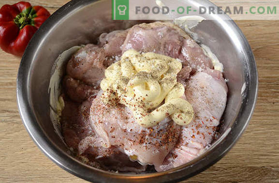 Pollo al horno con papas: una receta fotográfica paso a paso. Horneamos un pollo con papas, pimienta y champiñones: ¡un esfuerzo mínimo, un resultado delicioso!