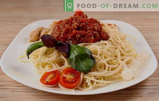 Una semplice cena dal sapore italiano - spaghetti alla bolognese. Spaghetti vegetariani, classici e piccanti alla bolognese