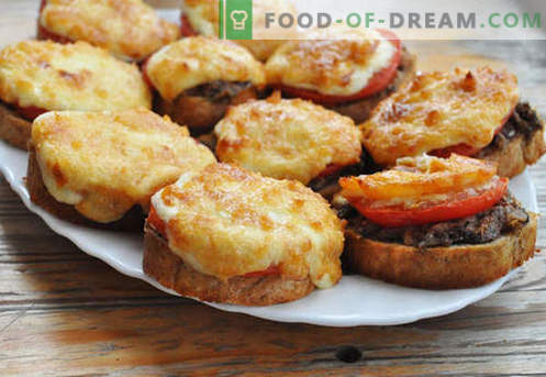 Panini caldi con salsiccia, formaggio, uova, pomodori - le migliori ricette. Come cucinare i panini caldi nel forno, nella padella e nel microonde.