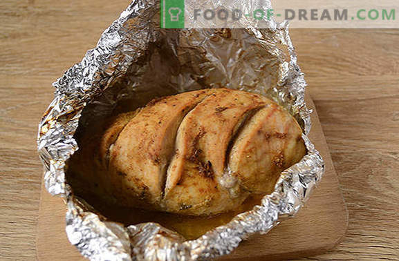 Filetto di pollo in un foglio in un fornello lento: piatto ad alto contenuto proteico e ipocalorico. Diversificare la dieta - cuocere il seno in carta stagnola in un fornello lento!