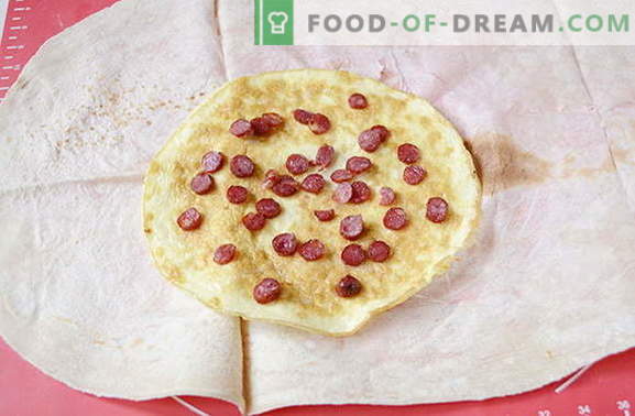 Omelet with sausages and tomatoes in pita - tastier than shawarma