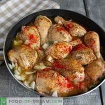 Appetitoso pollo fritto in salsa di noci