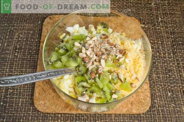 Chicken salad with kiwi and nuts
