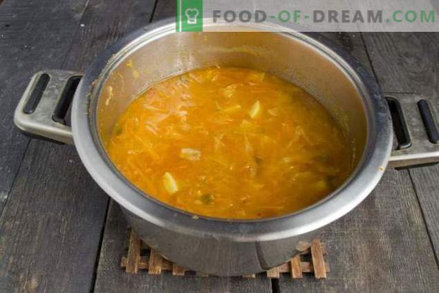 Deliziosa zuppa vegetariana con zucca per i giorni di digiuno