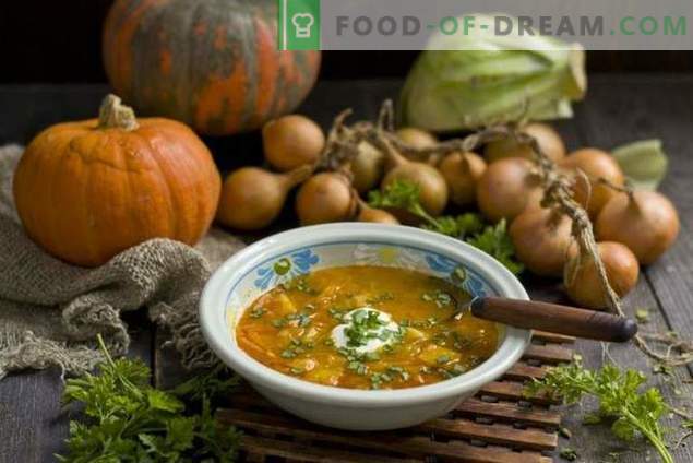 Deliziosa zuppa vegetariana con zucca per i giorni di digiuno
