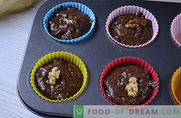 I muffin al cioccolato sono un ottimo inizio di giornata. Autore passo dopo passo ricetta foto di muffin al cioccolato con semolino
