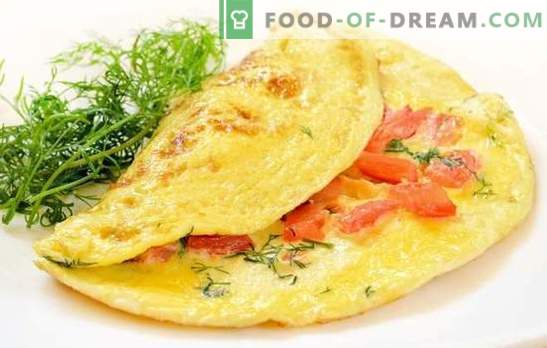 Omelette al pomodoro: colazione tradizionale. Omelette nutrienti e dietetiche con pomodori, formaggio, funghi, prosciutto, pita