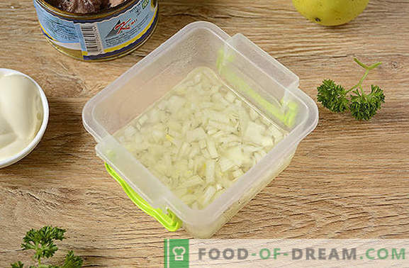 Antipasto di pesce in scatola con verdure e mela: spuntino veloce. Foto-ricetta passo-passo dell'insalata originale con pesce in scatola