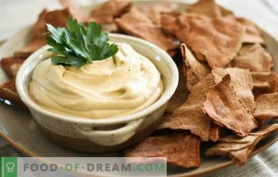 Hummus aromatico: ricette classiche ebraiche. Cottura di hummus secondo le ricette classiche di ceci e sesamo, verdure