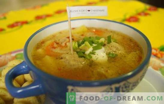 Ricetta fotografica per zuppa con polpette in un fornello lento: pranzare per un'ora. Zuppa semplice con polpette e couscous in una pentola a cottura lenta: una ricetta passo dopo passo