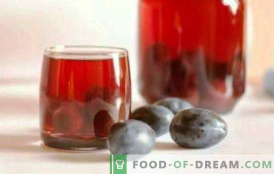La composta di prugne e uva è una bevanda salutare tutto l'anno. La composta aromatica di prugne e uva non succede molto