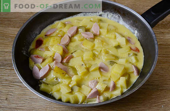 Patate bollite con un uovo in una padella - un piatto nutriente di 