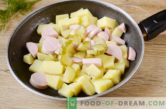 Patate bollite con un uovo in una padella - un piatto nutriente di 