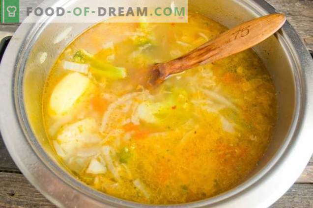 Deliziosa zuppa magra con patate e broccoli