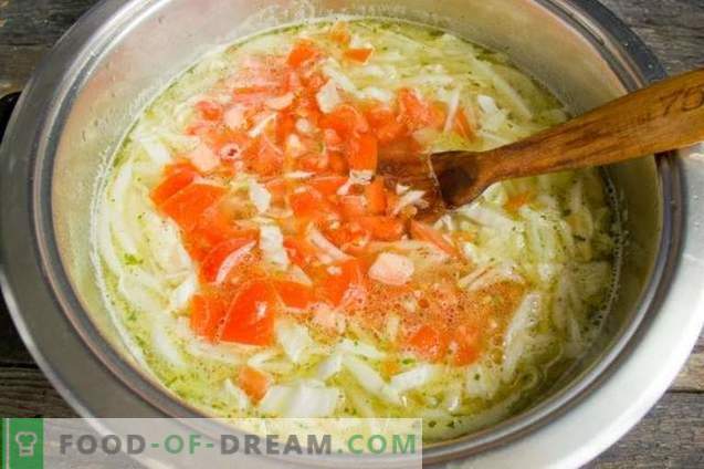 Deliziosa zuppa magra con patate e broccoli