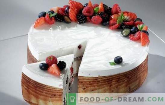Berry cake con cagliata, gelatina, crema proteica. Segreti della deliziosa torta di bacche a base di pan di spagna e pasta frolla