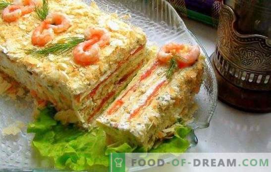 Torta con torte in scatola - decorazione della tavola! Torta torta succosa con cibo in scatola e verdure, formaggio, uova, bacchette, caviale