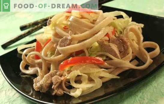 Noodles con carne di maiale: tanti modi per preparare e servire un piatto semplice. Quanto è gustosa e veloce cucinare gli spaghetti con carne di maiale