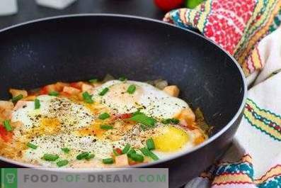 Uova fritte con pomodori e salsiccia